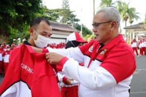 Bupati Kuningan saat melepas kontingen Poesenitas IX Kuningan.